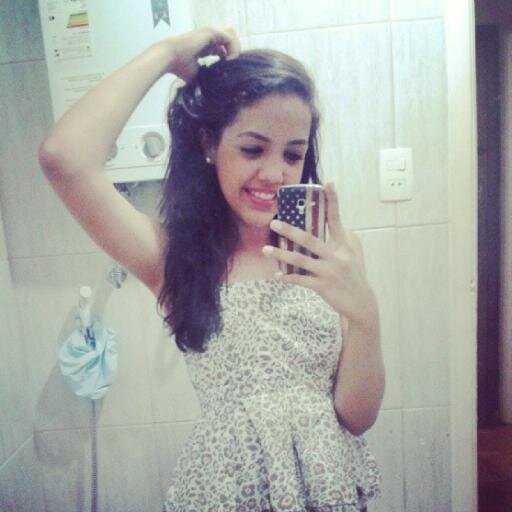 Se um dia a tristeza bater na sua porta, abra e diga a ela com um lindo sorriso no rosto: Desculpa, mais a felicidade chegou primeiro!