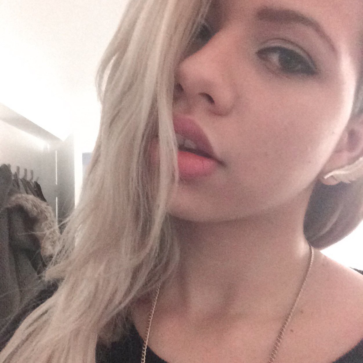 carolbarani's profile picture. Peço apenas para despir-se de verdade, que remova não apenas as roupas, mas também essa desnecessária vontade de parecer perfeita.