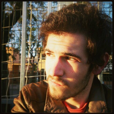 Dejémoslo en estudiante. Experto en preguntas inoportunas y temas inapropiados. Proyecto de escritor, género: no definido. ¿Risas? un huevo. Stay strong.