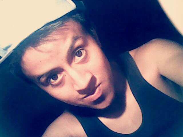 Soy uN cHaVo alEgrE, soCIaBLe q le GUsta estaR coN loS cuTEs y miS doS granDs paSionEs SOn El FUtBOL y eJecuTAR mi GUitarrA, me GUstA (y)..!!··$%
