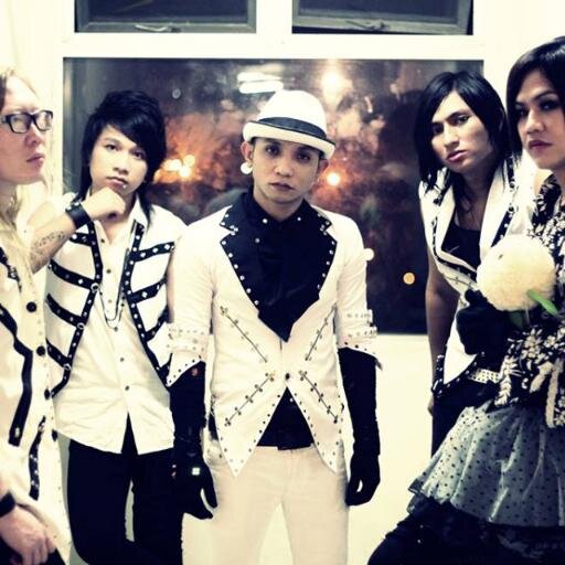 Official fans of @allinbandmusic || Always love and support @yu_aLLin @Kissu_aLLin @ayub_abraham @marzvellow @iponk_aLLin || #we are F'aLLinLove Manado#