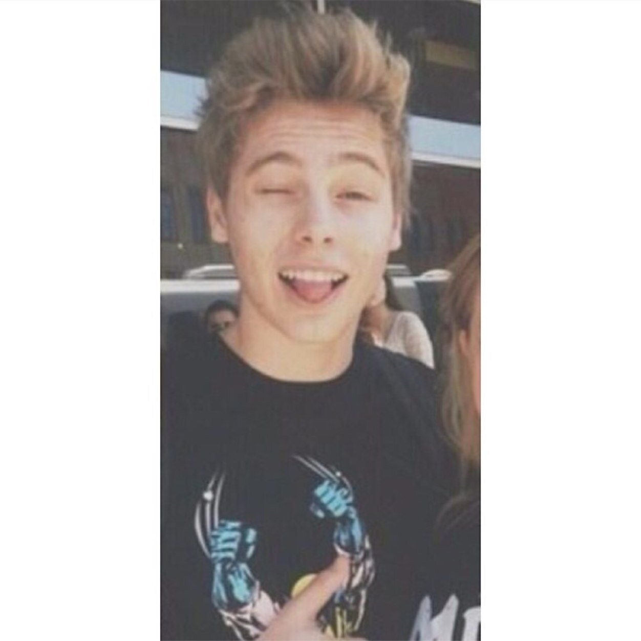Hey follow @veggiecalum shes looking for new mutuals and you can ask her for a dm to luke/4