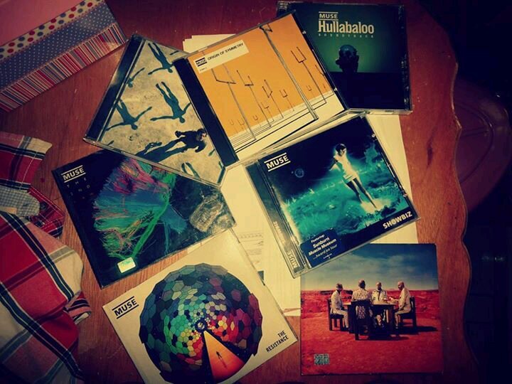 Aqui encontraras todo el material nuevo de tus artistas favoritos. (Si quieres algun material en especifico manda un correo a ComaSuxx@gmail.com) ;)
