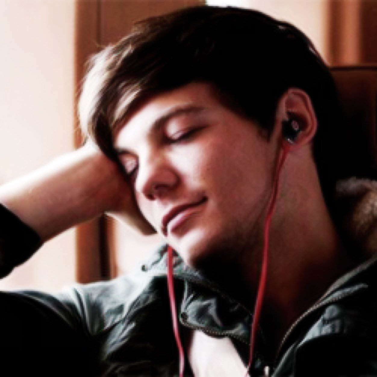 Hello there my lovely, could you please follow @caginglarry? Thanks stay fab!