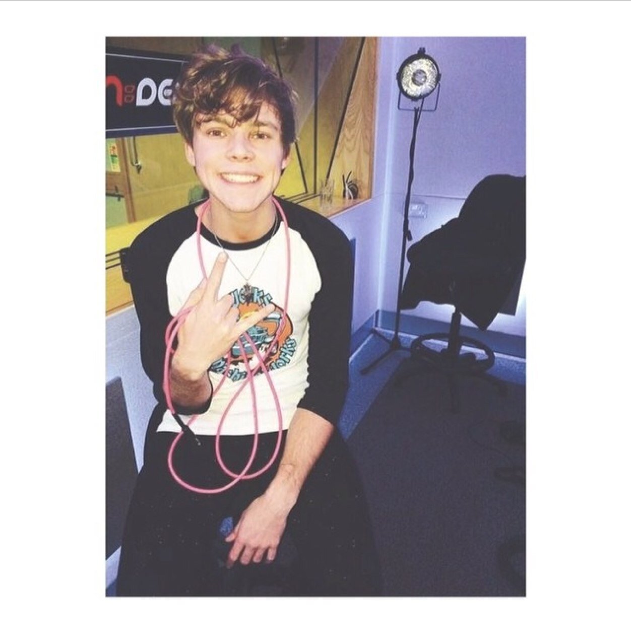 Hey follow @veggiecalum shes looking for new mutuals and you can ask her for a dm to luke/4