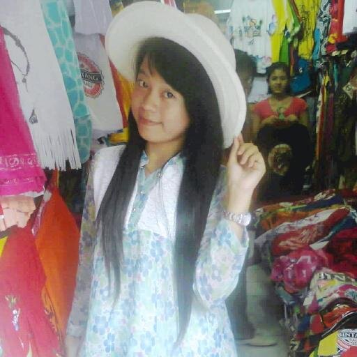 seperti yang kalian tau aku lahir dimajalengka 22 Mei, aku anak ke 3 dari tiga brsaudara. banyak org bilang katanya aku cuex, massaa sih..hhee gaa juga ahk...