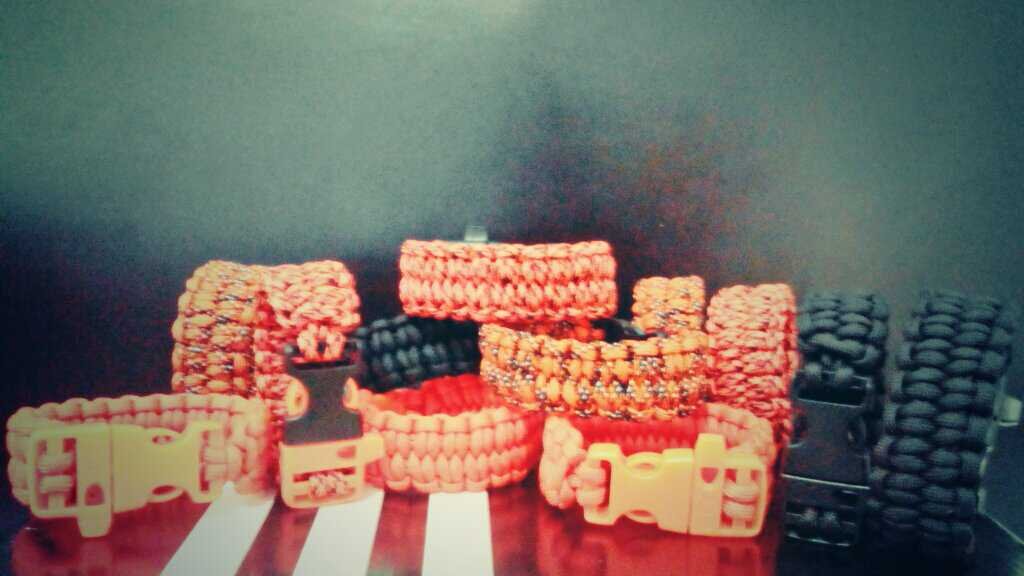 Brazaletes de supervivencia y accesorios en Paracord 550, el Paracord es una cuerda resistente hasta 550 libras, utilizado por las fuerzas militares de EEUU.