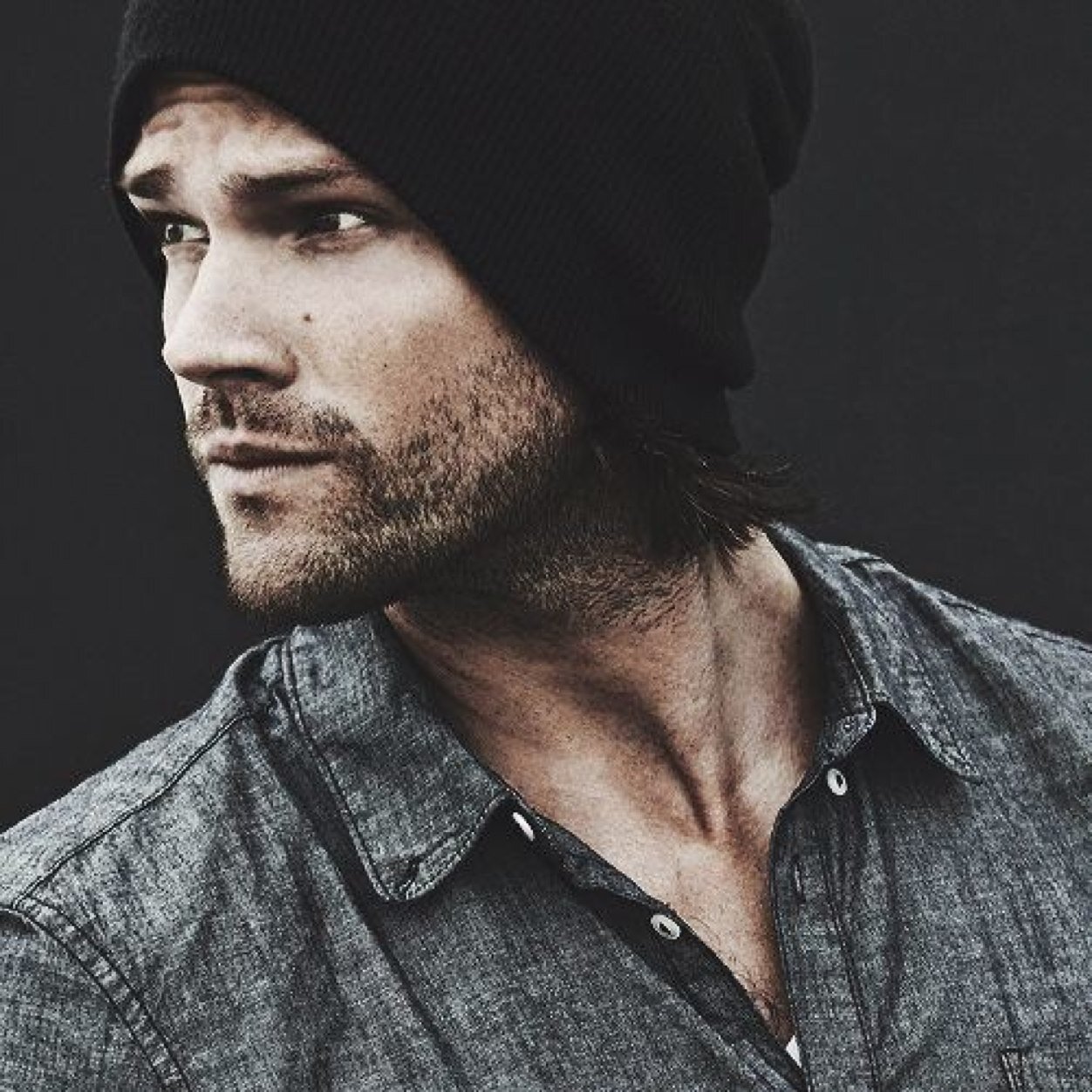 felloffawall's profile picture. I'm a pretty bad clutz.I tend to trip over everything.The owner of the Storybrooke garage.Car trouble?Come see me.#Literate #Bi #Single