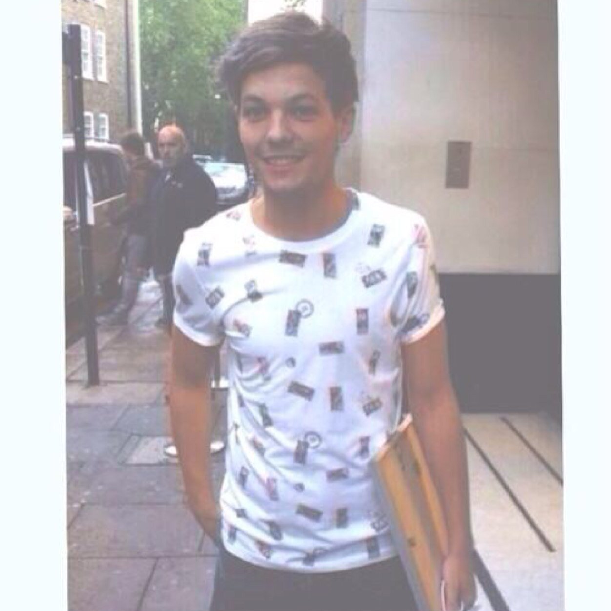 Follow @sassafraszouis please x