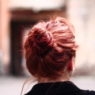 19 jaar. Rood haar. Fashion. Travel. Food. 
Student.