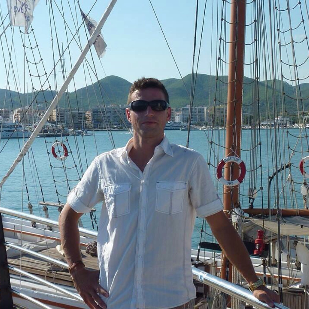 FloKlingsi's profile picture. Was würde es für dich bedeuten, wenn Du ohne Banken und ohne Versicherungen Deine Ziele erreichen kannst?