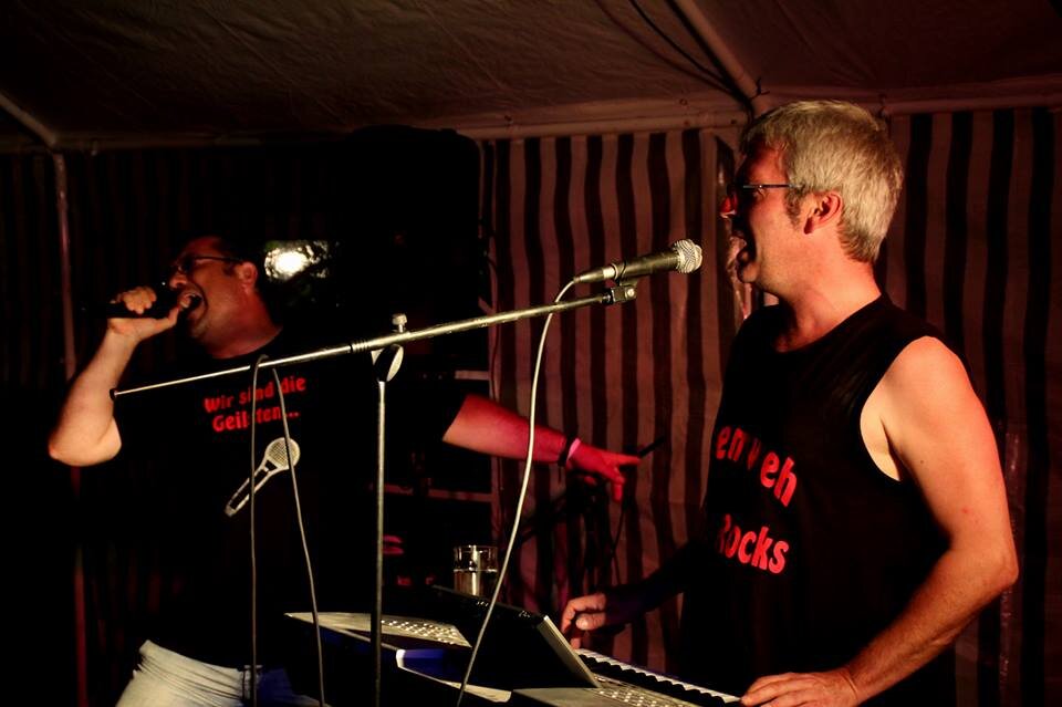 HaemwehotRocks's profile picture. Haemweh on the Rocks . Debüt CD Radiohitz ab 30.4.2014 erhältich
http://t.co/Wy714qvL2V