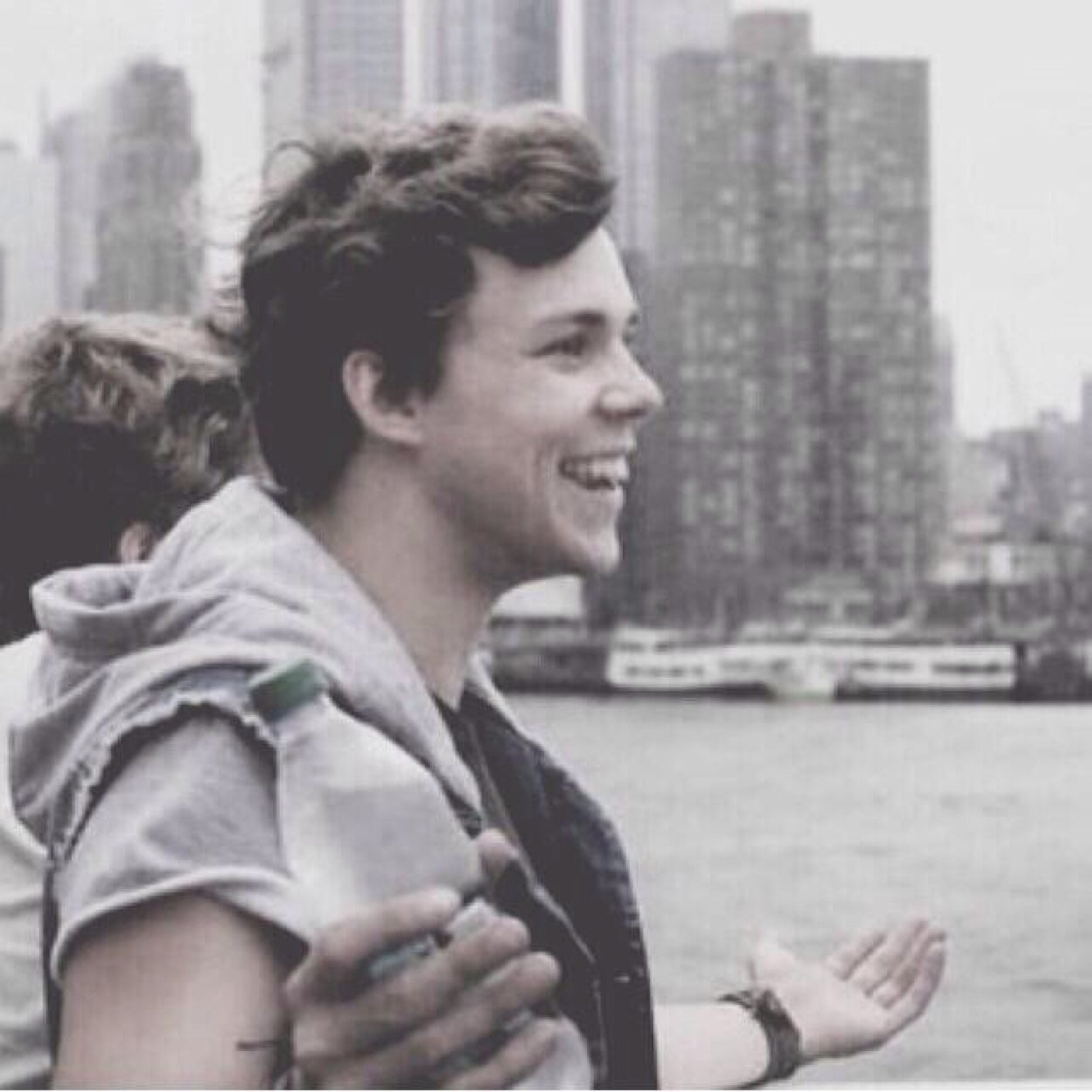 Follow @ashtonchaos and @mukemayfire bcs free follow! Also rt this for a dm to niall (mbf) https://t.co/hps6SzVY0o