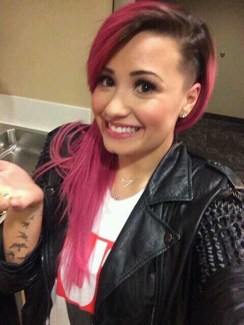 ♡Just another lovatic account... stay strong♡      ♡I'm here for you if you need someone♡
