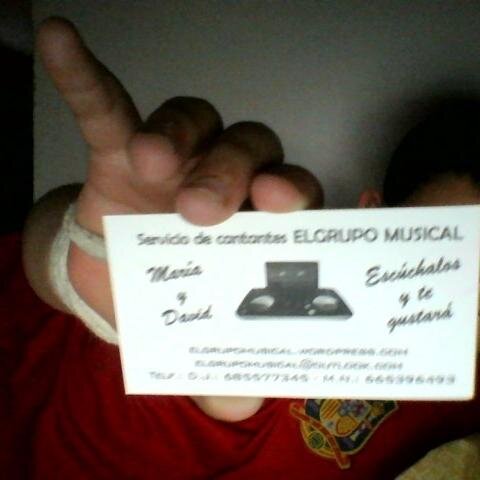 1 niño apasionado por la música.