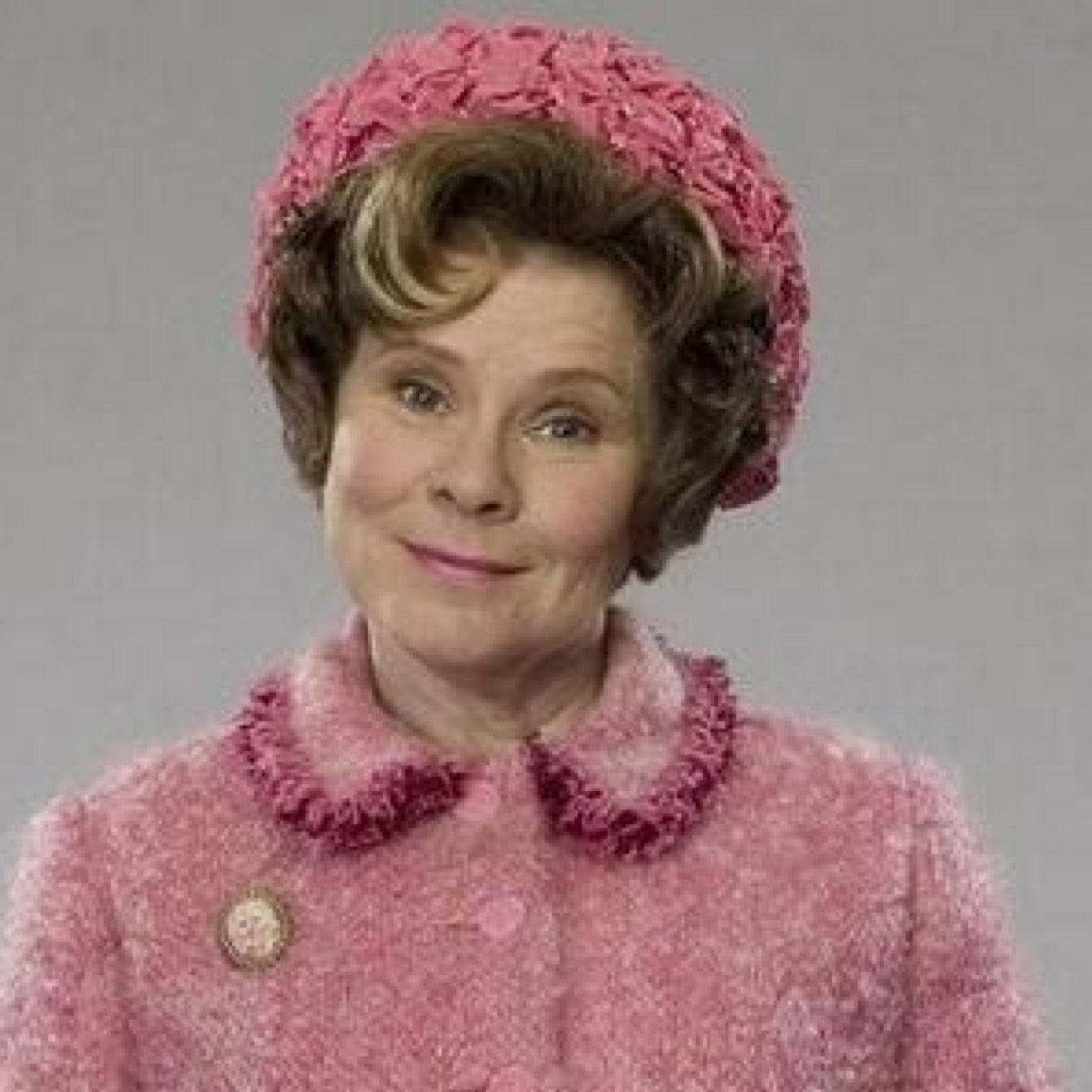 Ejem, ejem. Suma Inquisidora de Hogwarts y Subsecretaria del Ministro. ¿Te presto una pluma?