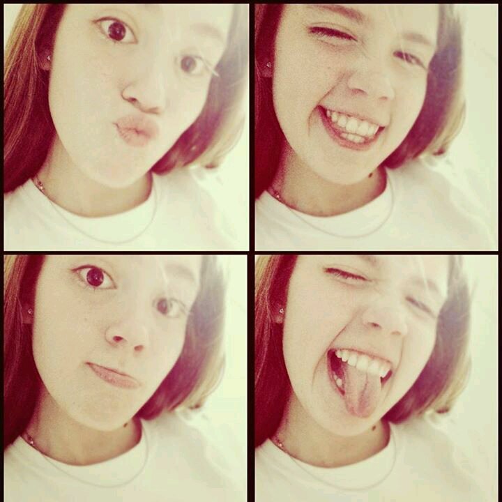 15 vidas, chocolate y pochoclo... Rubia natural (nada de agua oxigenada aca) simpática, cachetona, ojos marron noseqe,  hago pucherito y me enamoro facil ♡