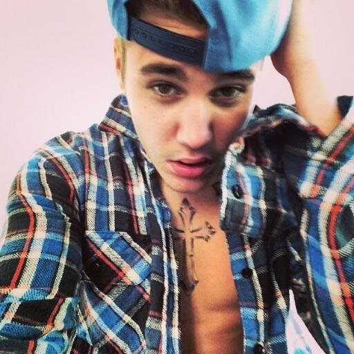 Hello,I'm Karina and I'm from Romania.My idol is @justinbieber ,I love him very much and I'm proud of him!