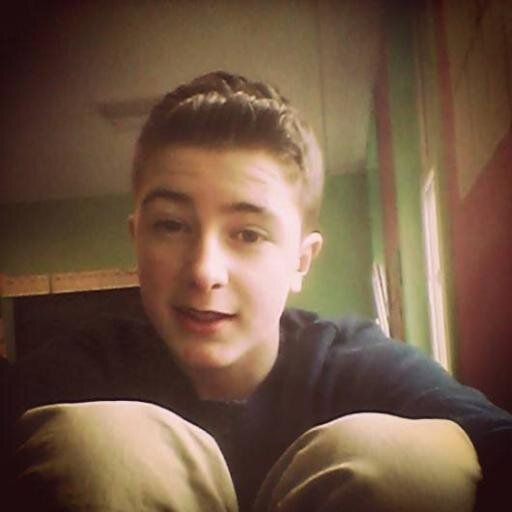 Corentin, 14 ans , 1M61 , yeux Bleu ,Chatin claire , Blanc , celibe Née le 11/05/99 breff tu connais ma vie xDD ♦ Je follow Back !!! • ○ Je suis DJ ☺