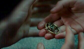 Tributo, mentalmemte desorientada, deseando sacar a los personajes de sus libros. Amo a Gale, Peeta y Finncik