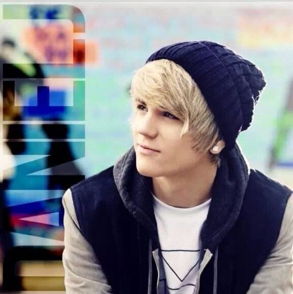 4 girls from Ireland that go around promoting DanielJ in different parts of Ireland :) @DanieJWorld tá sé an-dathúil