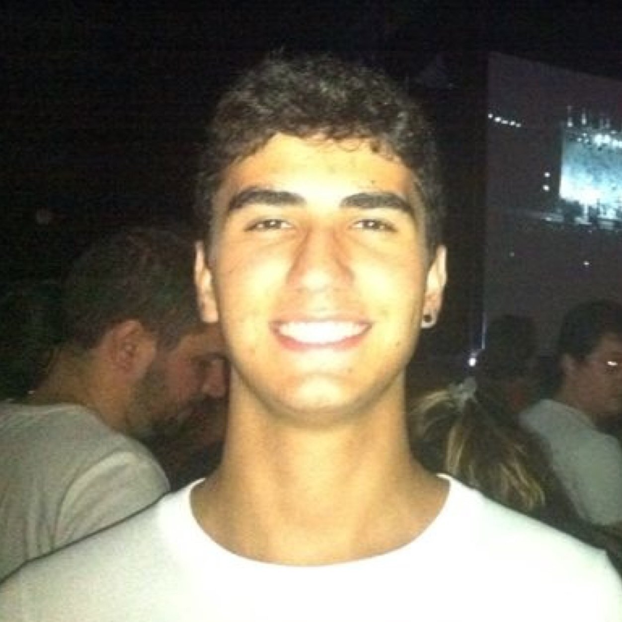 Aquele que dá o que não pode guardar, para ganhar o que não pode perder, não é tolo.