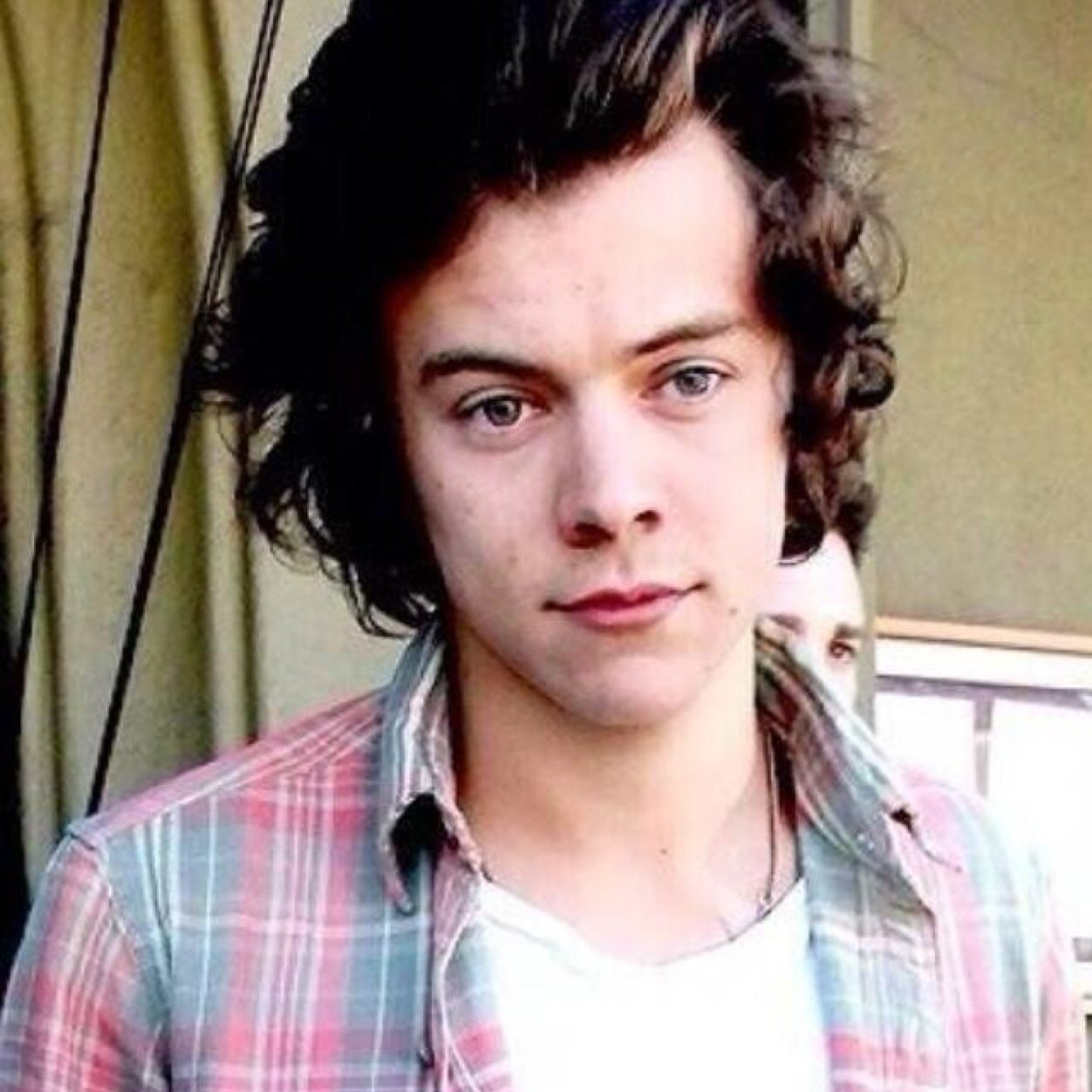 Please follow @strawzarrypie instead of me. Thaaaaaaannnkks. xx