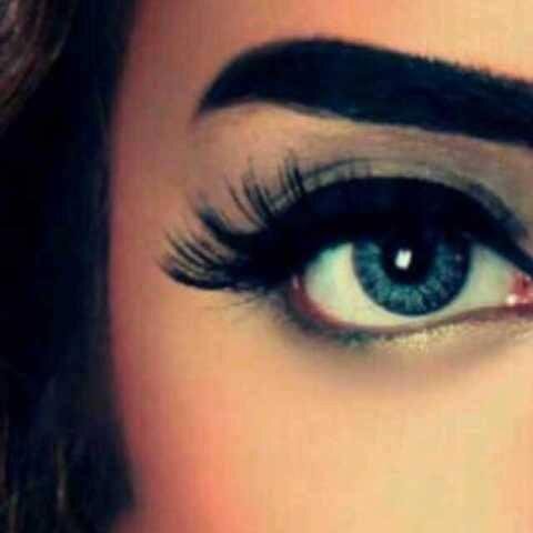 شاعرة وكاتبه ورساامه و مصممه ازياااء