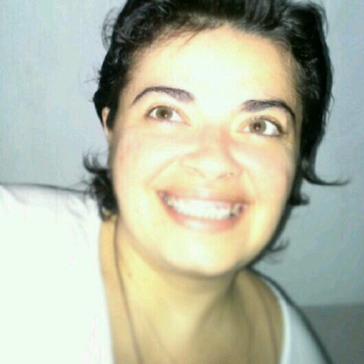 Atleta, 39 anos, divorciada,  mãe de dois adolescentes maravilhosos, reverenda episcopal anglicana, pequena empresária, enfim... feliz!!!!!