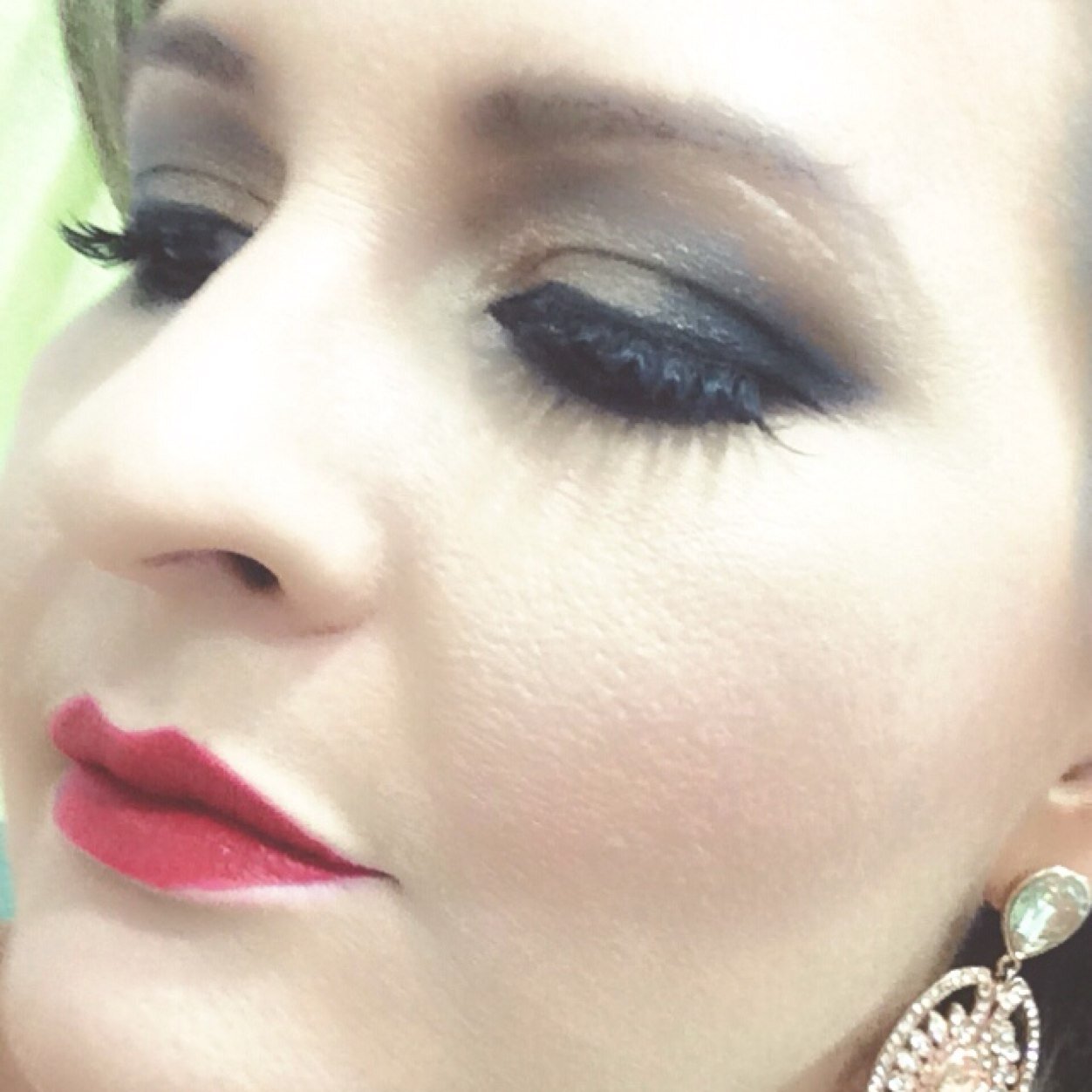 Pessoa do bem, amiga, alegre, amante de uma boa música, e mãe orgulhosa de Larissa Manuela e Cláudio Filho.