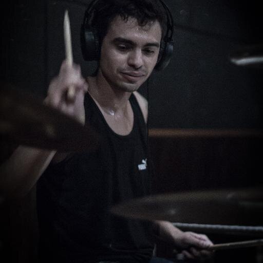 22, Baterista da @bandarosemary, Corinthiano roxo e feio pra caralho ,http://t.co/kjLcAXdwUa