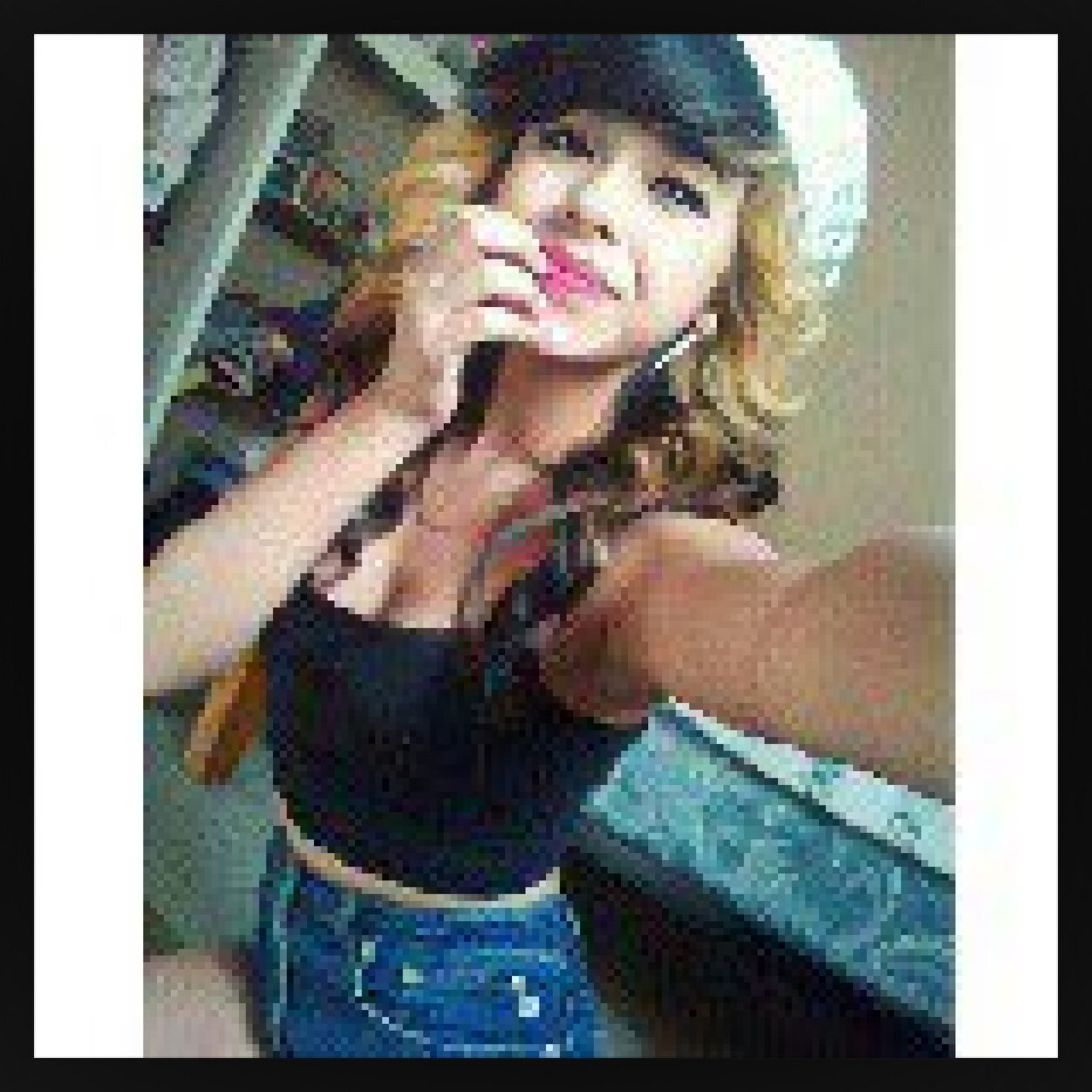 Follow me bitches it me rachel single ;* mexican,I speak spanish ~ i love playing soccer,listen to music