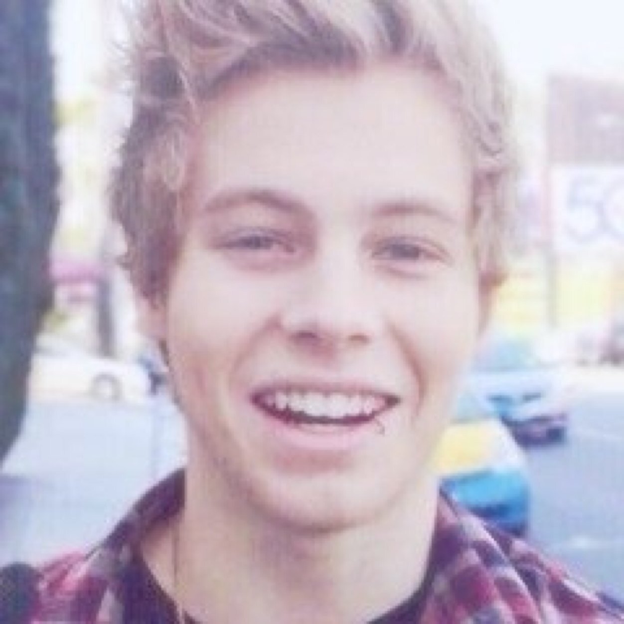 DDessyv's profile picture. To society im fat ugly and disgusting you know what fuck society