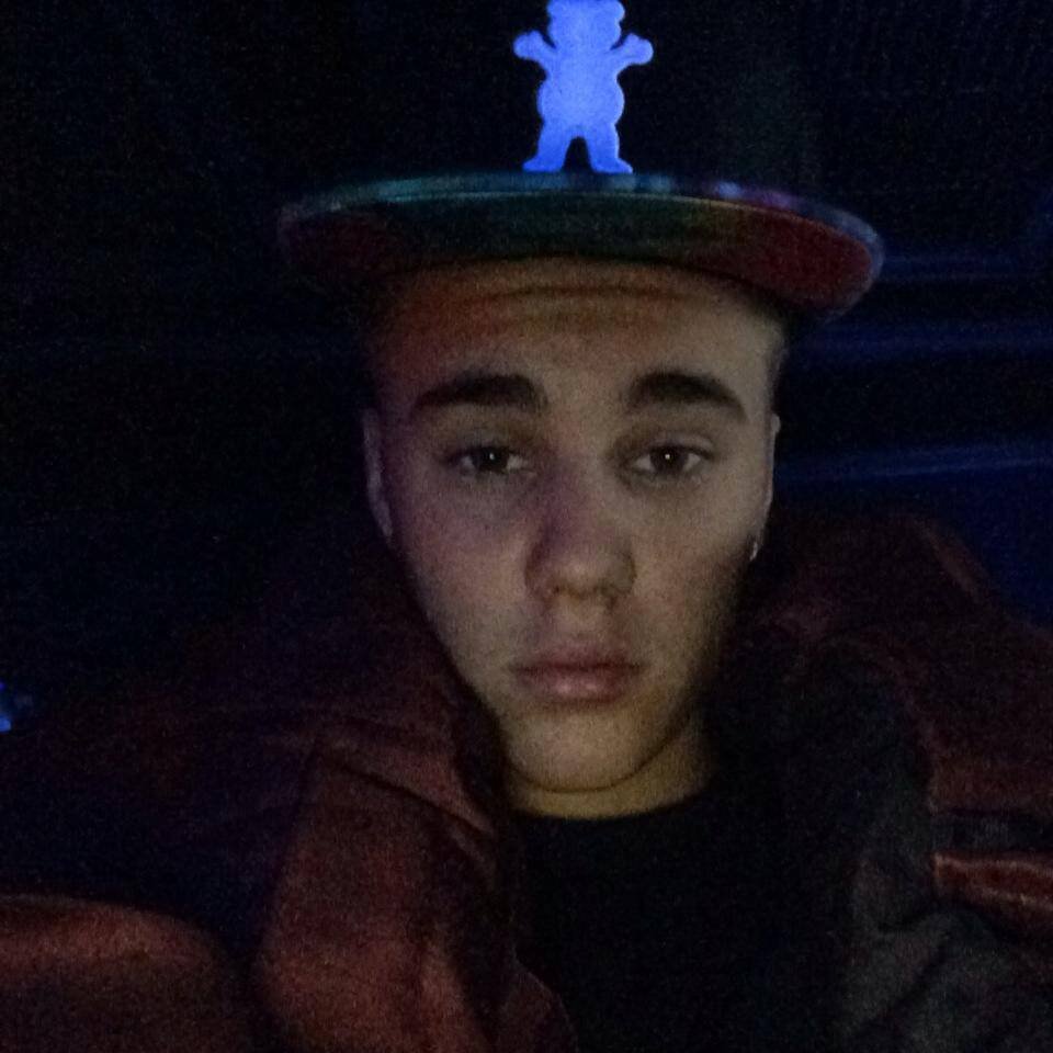De noite sonho bem lá no fundo de dia penso como serás tão importante para mim @.@ 3 Justin Drew Bieber 3 Sigo todos de volta :)