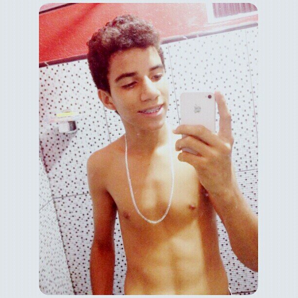 Meu jeitão de boy, cachorro no cio, mas só por você eu fecharia meu canil ♬