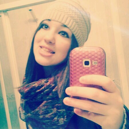 Chica morena de 1,60, dormilona, pero con ganas de fiesta.
Y sobre todo divertida.
Siempre te saco una sonrisa !! :D