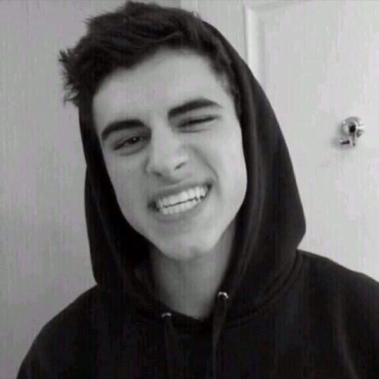 forgrierbio's profile picture. i just gave you a free follow. pls follow @griergrunge, shes my friend and we want her to get to 40K soon!!!