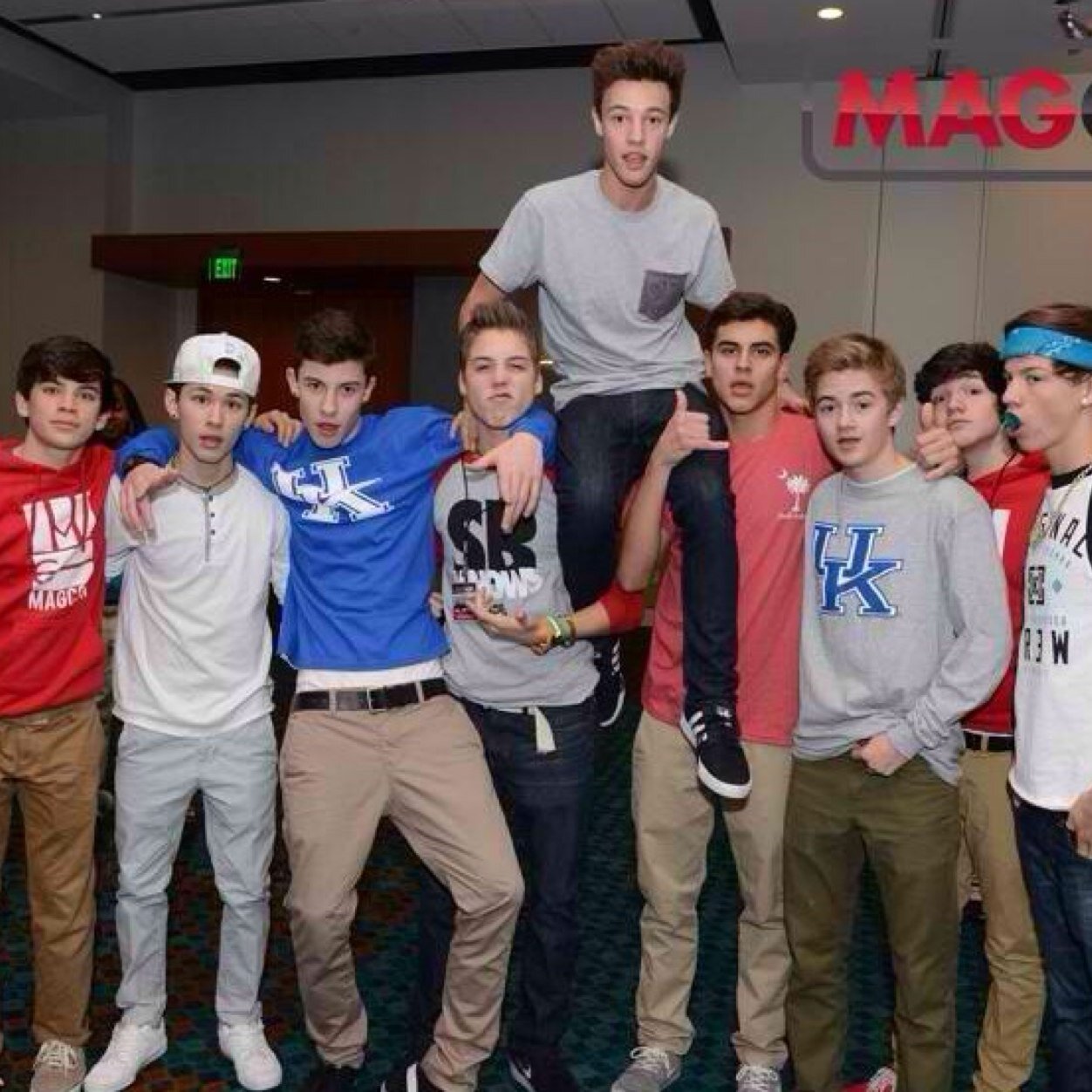 ☪ a normal girl that fell in love with 10 amazing guys ☪ // ☹ 0/12 ☹