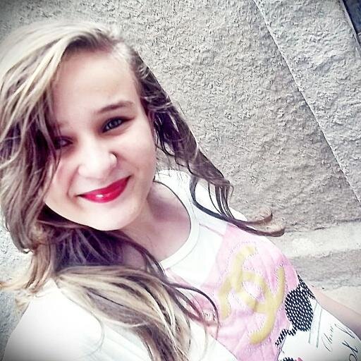 Vou andando parada, vou vivendo morrendo, vou sendo eu através de uma quantidade de gente sem ser. Vou sendo tudo menos eu.