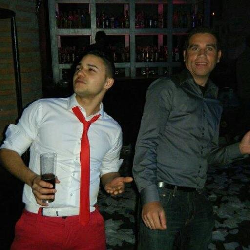 Cachondo, currante, deportista, legal y amigo de quien quiera ser mi amigo aa!! y me gustan gordas como carretas y si huelen peste mejor!