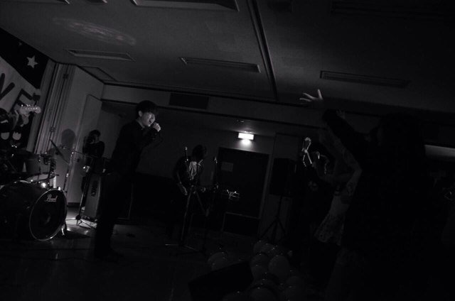 歌を歌ってます。