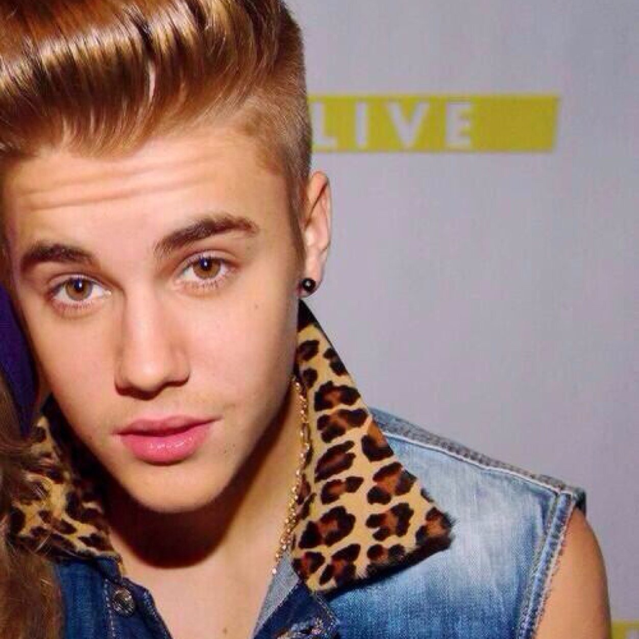 I like someone that makes me laugh, who is confident and who is not afraid to be herself -Justin Bieber