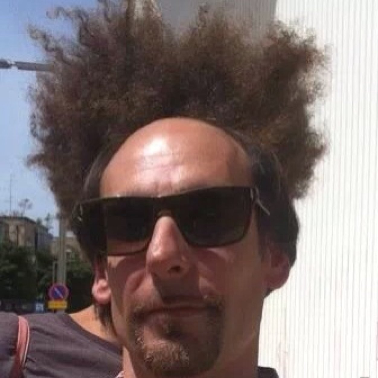 Expert in 1to1 & personalisation marketing, Augmented , Virtual & Mixed Reality. lives in TLV works all over the world. loves Art, Design & technology.