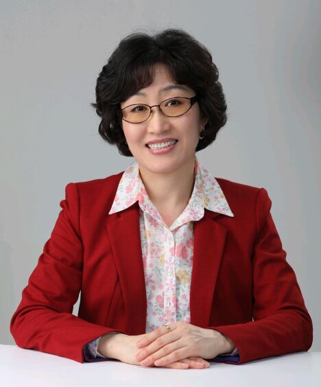 문화예술인(詩人),
민주평화통일대구지역여성위원장,한자녀더갖기운동연합대구본부장,가정법원가사조정위원,수성구문인협회장,저서 [나는 굽 없는 신발이다]등 5권