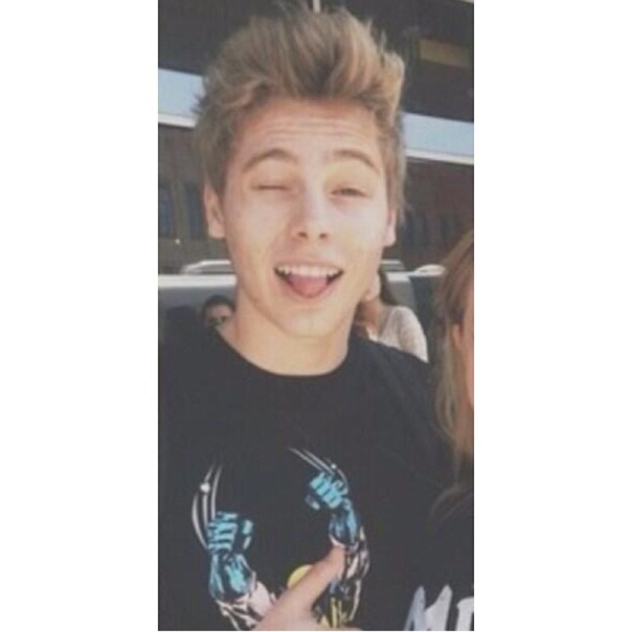 Hey follow @veggiecalum shes looking for new mutuals and you can ask her for a dm to luke/4