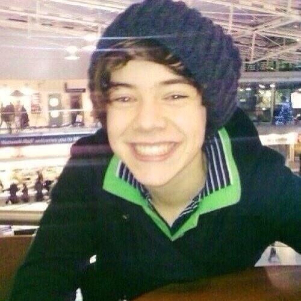 Hello my lovely, could you please follow @cagjnglarry? Thanks love x