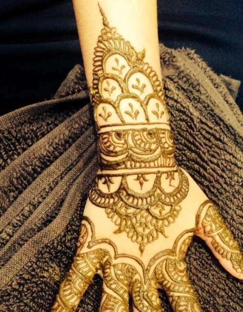 In Bahrain, Bridal Henna, Arabic Henna, Indo-Arabic Henna, Black Henna, Glitter Henna