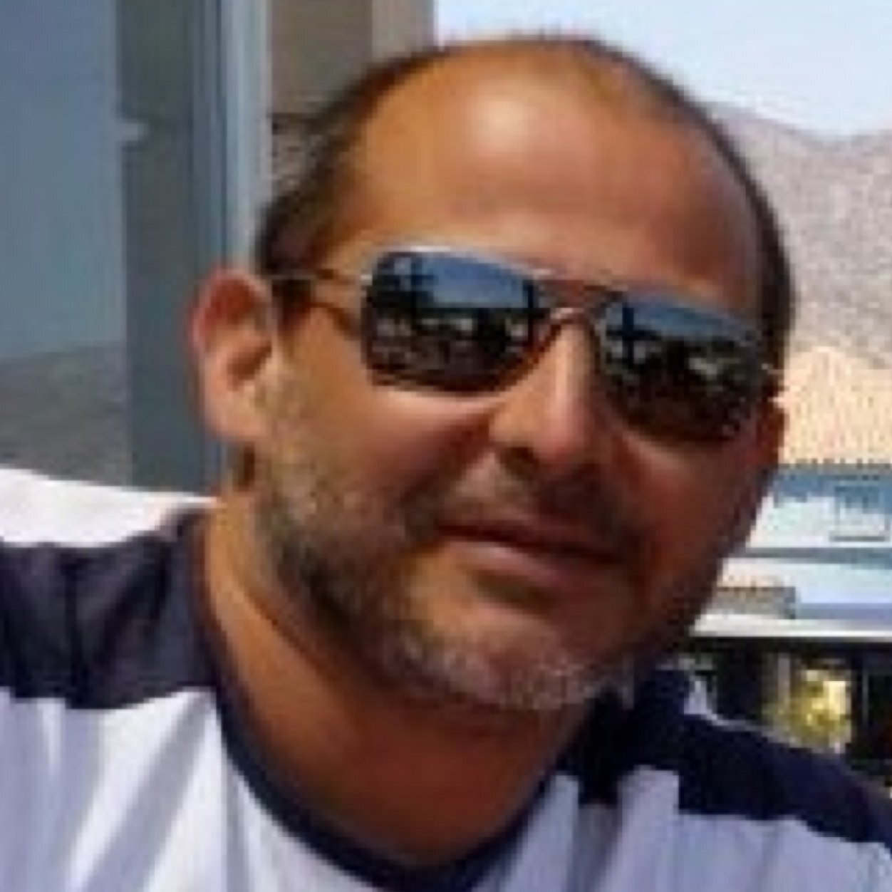 papá de tres hijos maravillosos, amante de mi kica, de mi casa, mi familia, la parrilla y mis amigos, pelao, jugador ocasional de fútbol y tenis