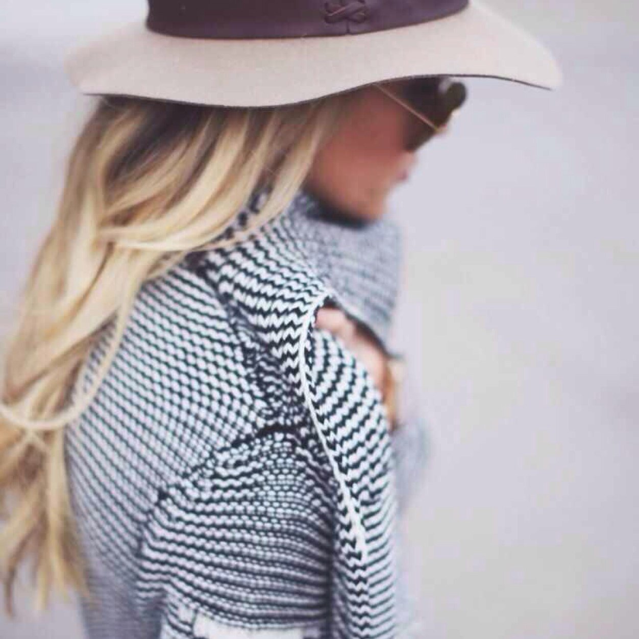 follow @vawnia