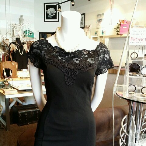 We feature an array of glamorous, sophisticated, & subtly sexy dresses & offer a fab collection of cute tops, day dresses,& the seasons’ best purses & jewelry!
